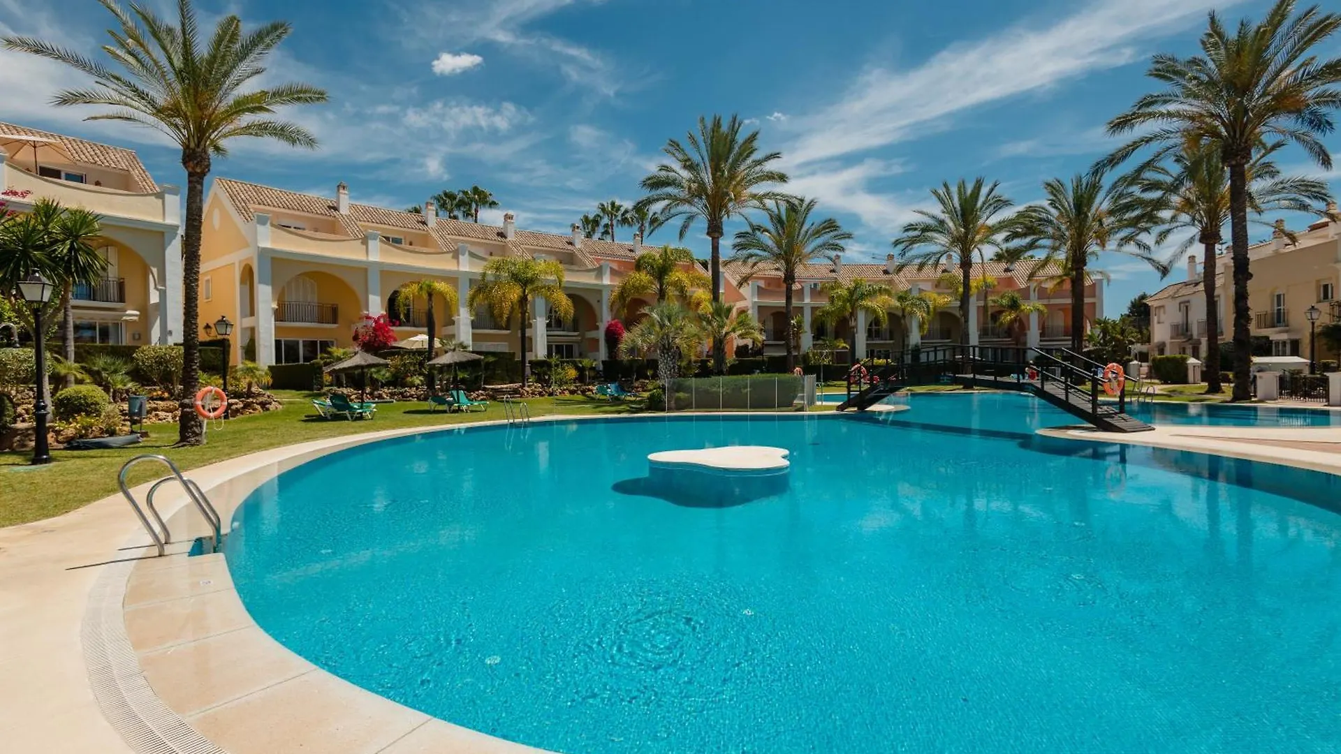 Holiday House Next To The Beach In Las Dunas, Bahia De Marbella