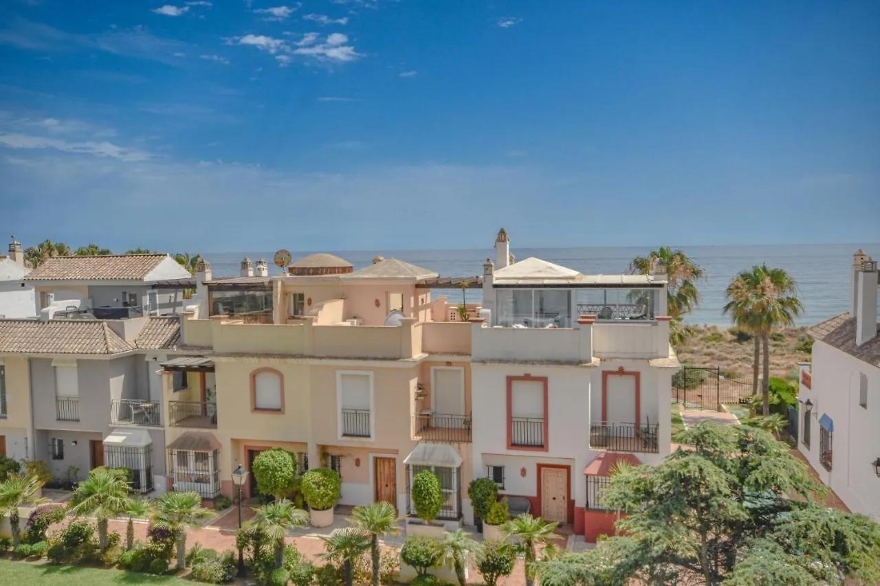 Сasa de vacaciones Holiday House next to the beach in Las Dunas, Bahía de Marbella