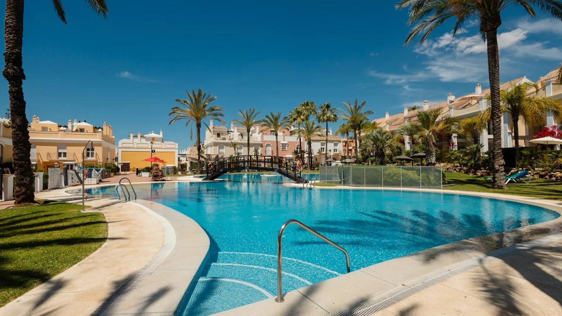Holiday House next to the beach in Las Dunas, Bahía de Marbella