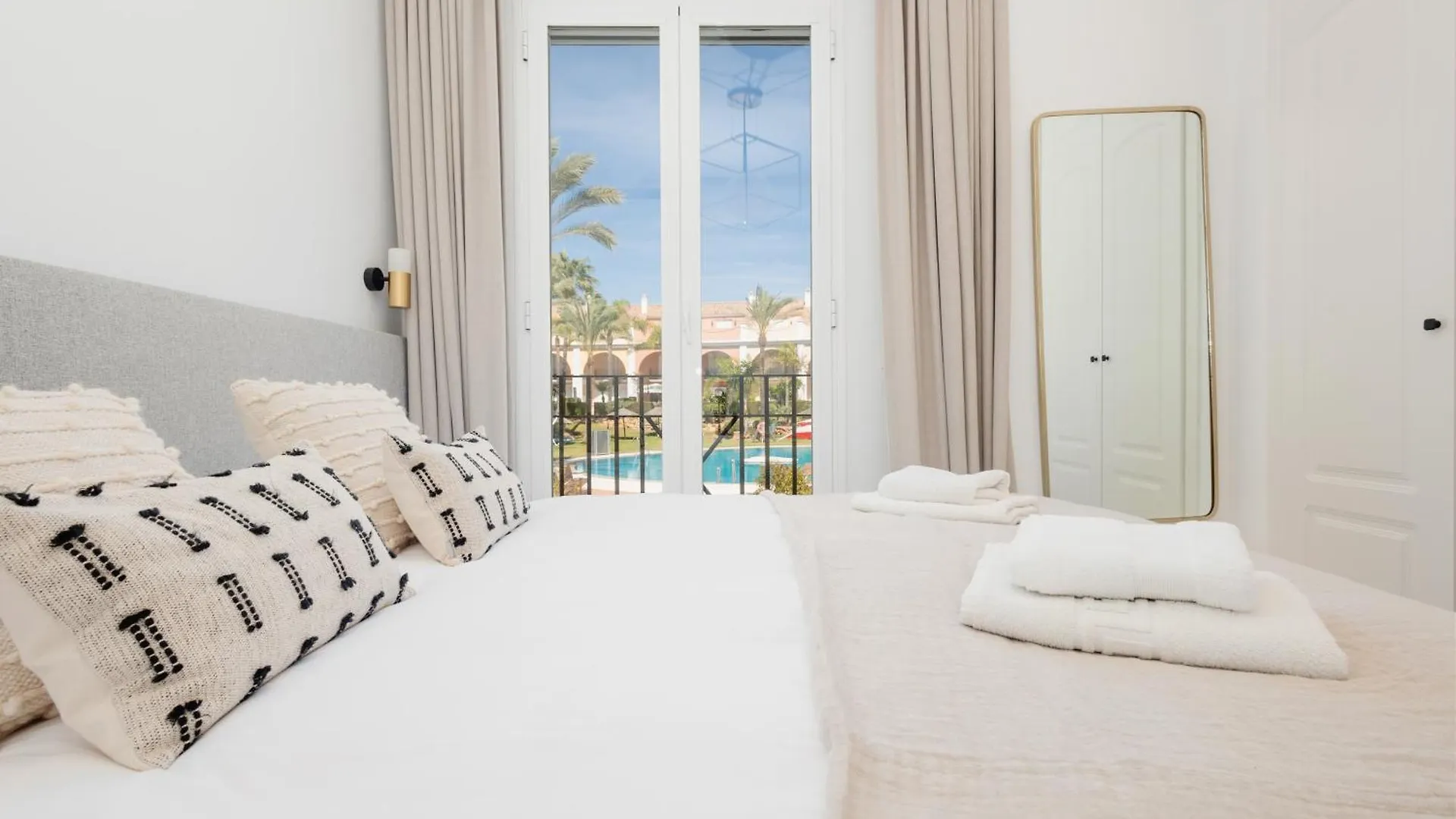 Holiday House next to the beach in Las Dunas, Bahía de Marbella 0*,  España